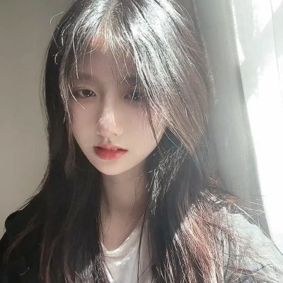 仰望天空的少女瞳中映照的世界